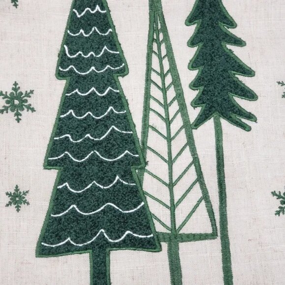 Mera Linens Table Runner Green Snow Flakes - Picture 5 of 6